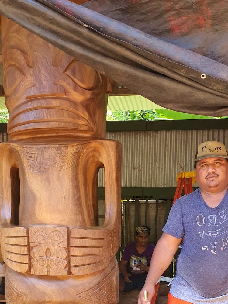East Coast Tour - Sculptor Tieki in Orofara - Unique Tahiti