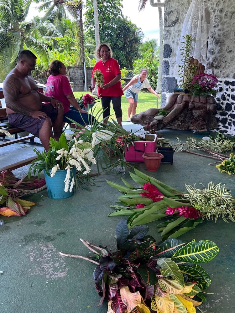 East Coast Tour of Tahiti - Bouquet Creating Class